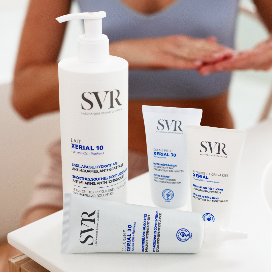 Flacon pompe et tubes de soins dermatologiques SVR Xerial pour peaux sèches et rugueuses sur fond blanc.