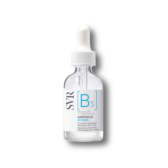 Flacon en verre transparent de sérum SVR Ampoule Hydra avec pipette blanche et étiquette bleue et blanche.