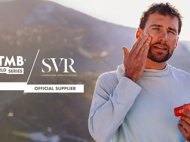 Un coureur applique de la crème solaire SVR devant les montagnes avec les logos UTMB World Series et Laboratoire SVR.