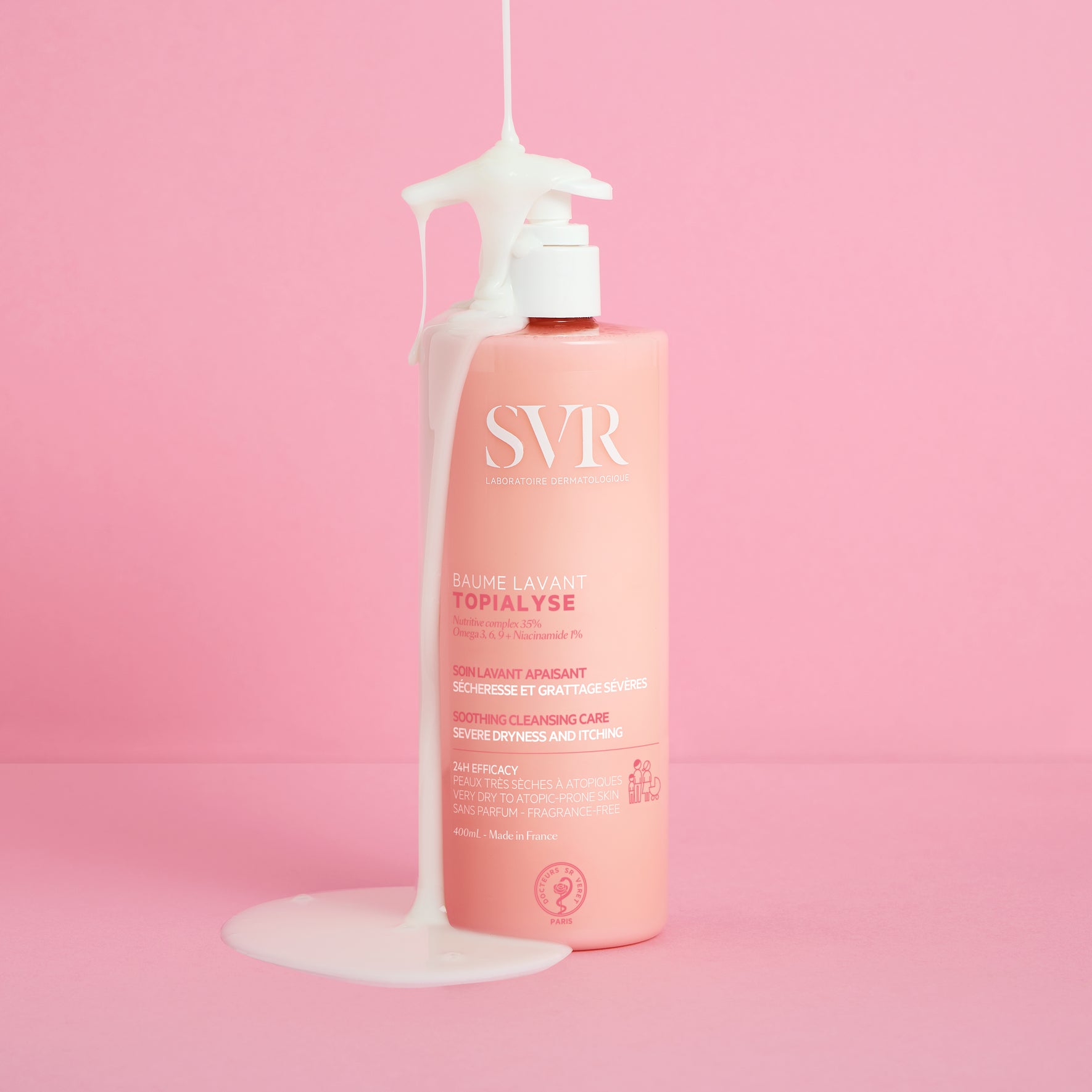 Flacon pompe rose SVR Topialyse Baume Lavant de 400ml avec une texture baume crémeuse coulant sur le dessus.