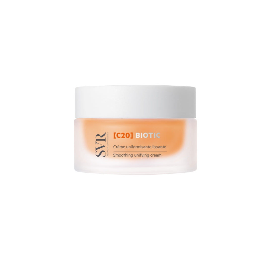 Pot de crème SVR [C20] Biotic en verre dépoli avec couvercle blanc et contenu orangé vitaminé sur fond blanc.