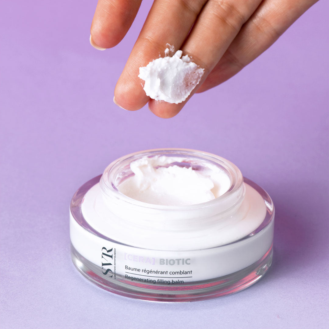 Baume régénérant SVR [CERA]Biotic dans un pot en verre avec une texture crème blanche onctueuse sur le bout d'un doigt.