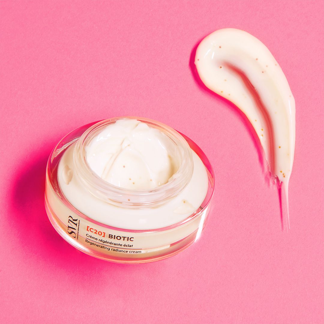 Pot de crème SVR [C20] Biotic sur fond rose avec une texture onctueuse et des micro-billes de vitamine C visible.