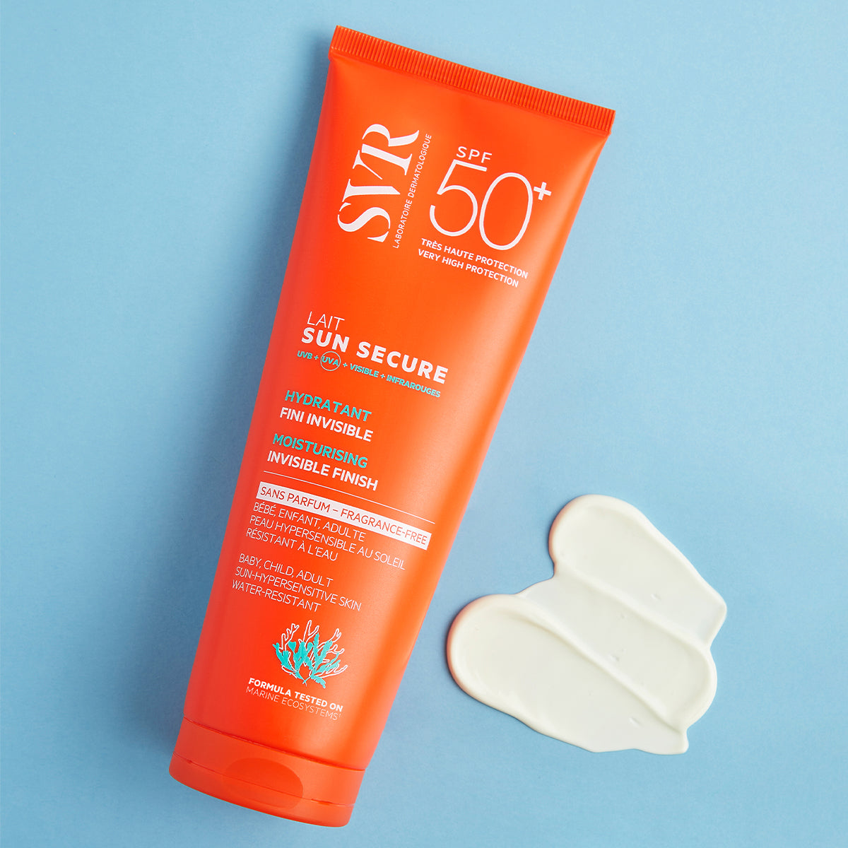 Tube orange de lait solaire SVR Sun Secure SPF50+ avec une noisette de crème blanche sur fond bleu clair.
