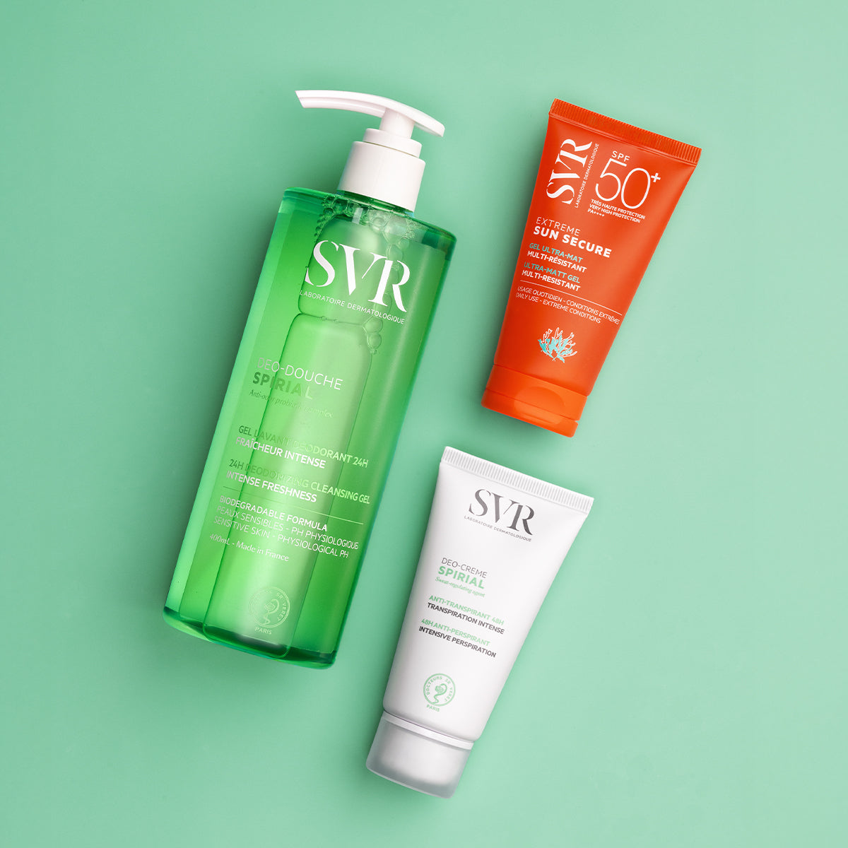 SVR Routine Sport : gel douche Spirial vert, crème solaire Sun Secure orange et déodorant crème blanc sur fond vert.