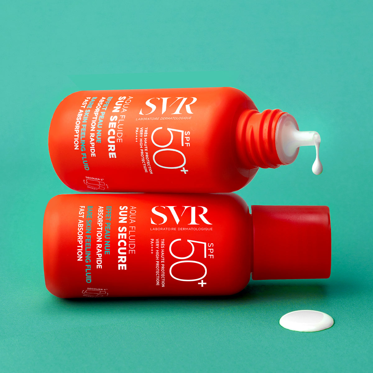 Deux flacons orange SVR Sun Secure SPF50+ empilés sur fond vert, avec une goutte de fluide solaire blanc qui s'écoule.