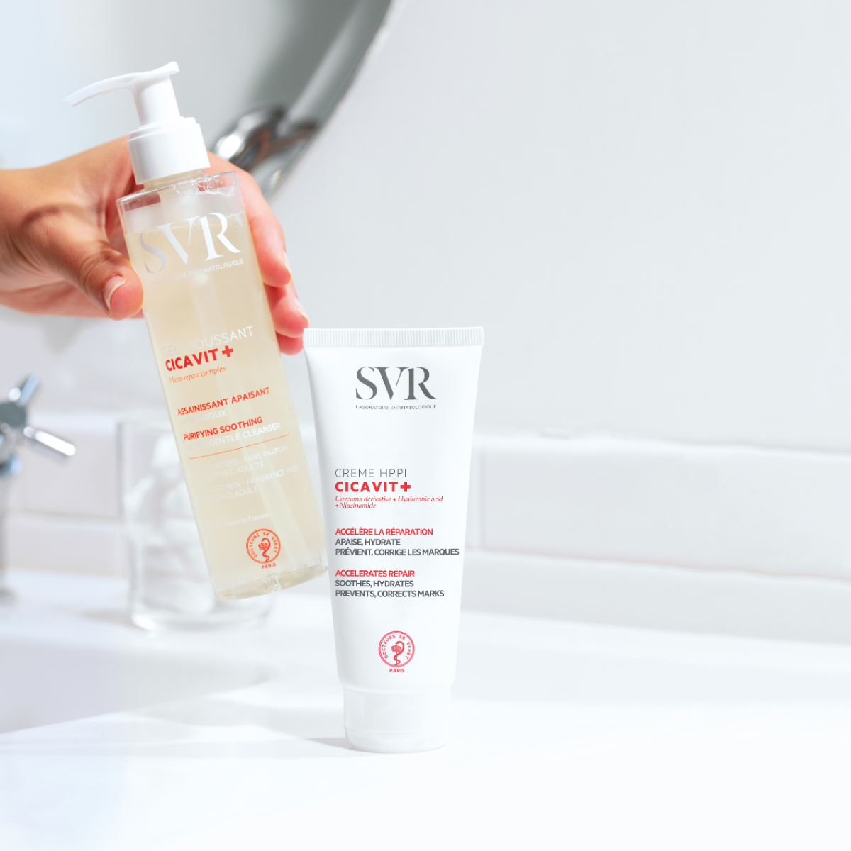 Tube de crème SVR Cicavit+ HPPI et flacon pompe de gel moussant Cicavit+ sur un lavabo blanc.